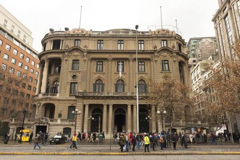 es un palacio de grandes dimensiones de estilo francés, que fue sede de importantes reuniones en la historia de Chile.