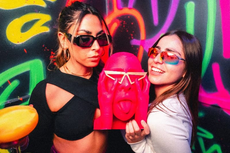 Tomarse un trago en la cabeza del cantante puertorriqueño Bad Bunny es posible en Gordos Club.