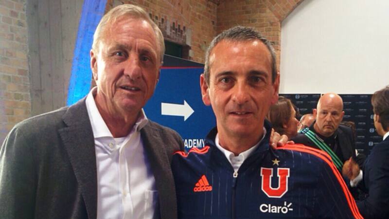 Edorta Murúa (a la derecha de Johan Cruyff) fue jefe de las divisiones menores azules.