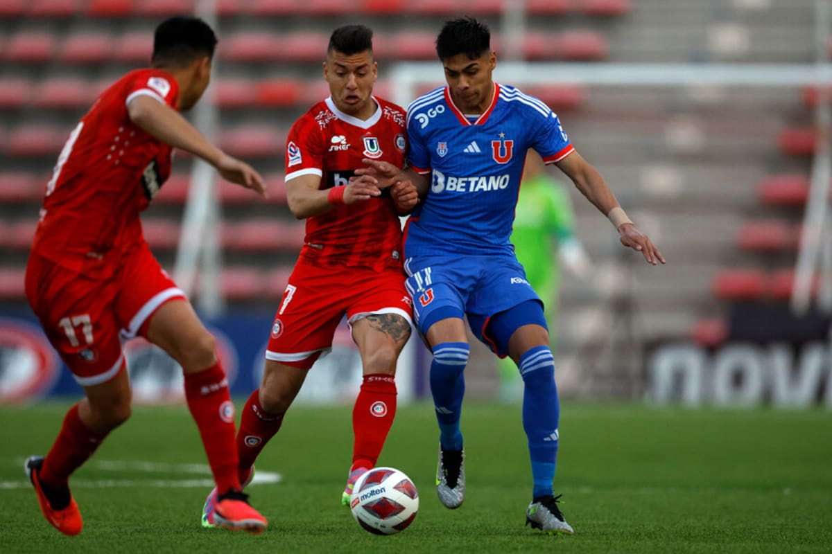 Darío Osorio disputando el duelo de la U vs. Unión La Calera. Foto: Aton.