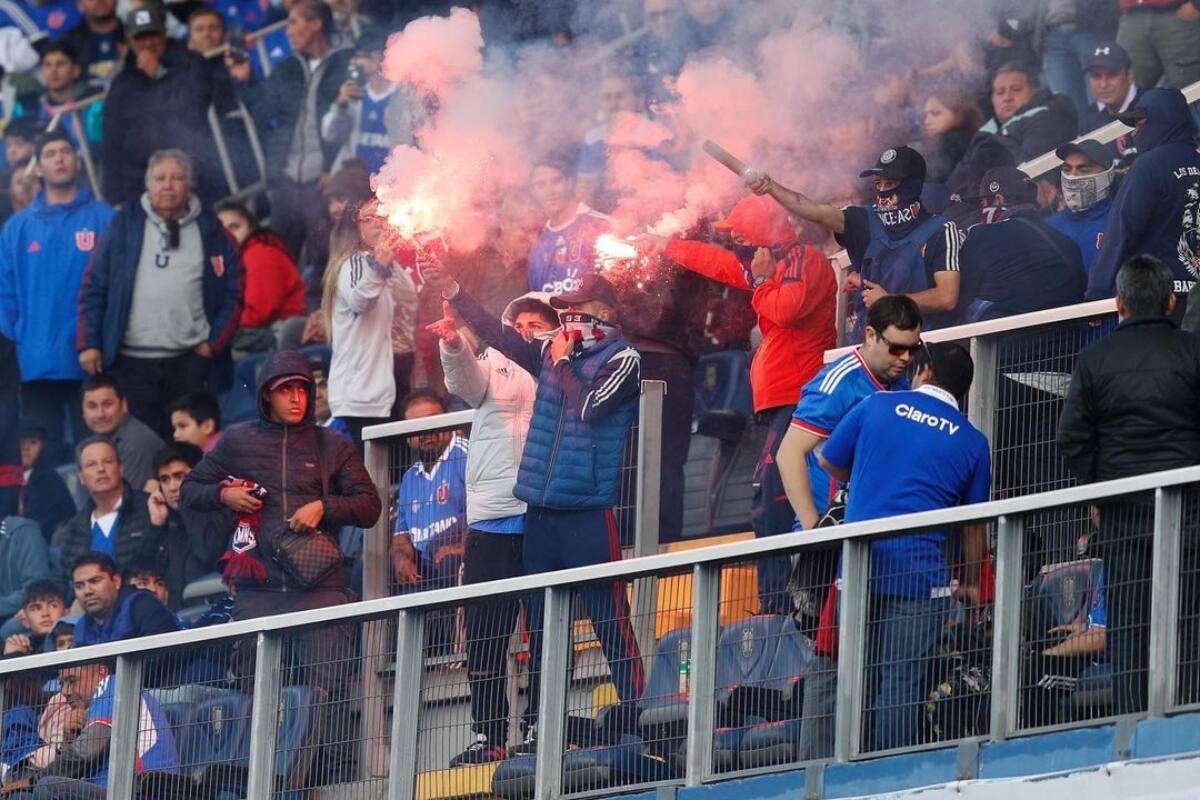 El duelo entre Universidad de Chile y Universidad Católica fue suspendido por desmanes en las graderías. Foto: Prensa Universidad de Chile.