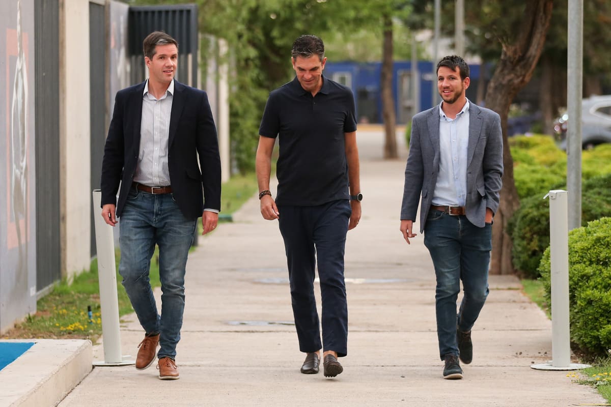 Mauricio Pellegrino en compañía de Michael Clark y Manuel Mayo. Foto: Prensa UCH