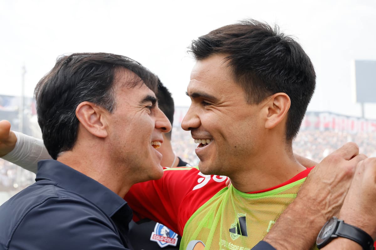 Gustavo Quinteros junto al portero de Universidad de Chile, Cristopher Toselli.