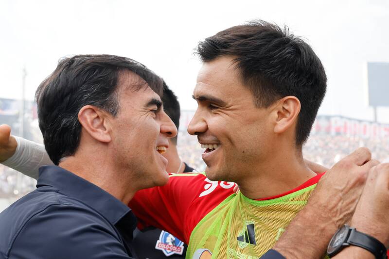 Gustavo Quinteros junto al portero de Universidad de Chile, Cristopher Toselli.