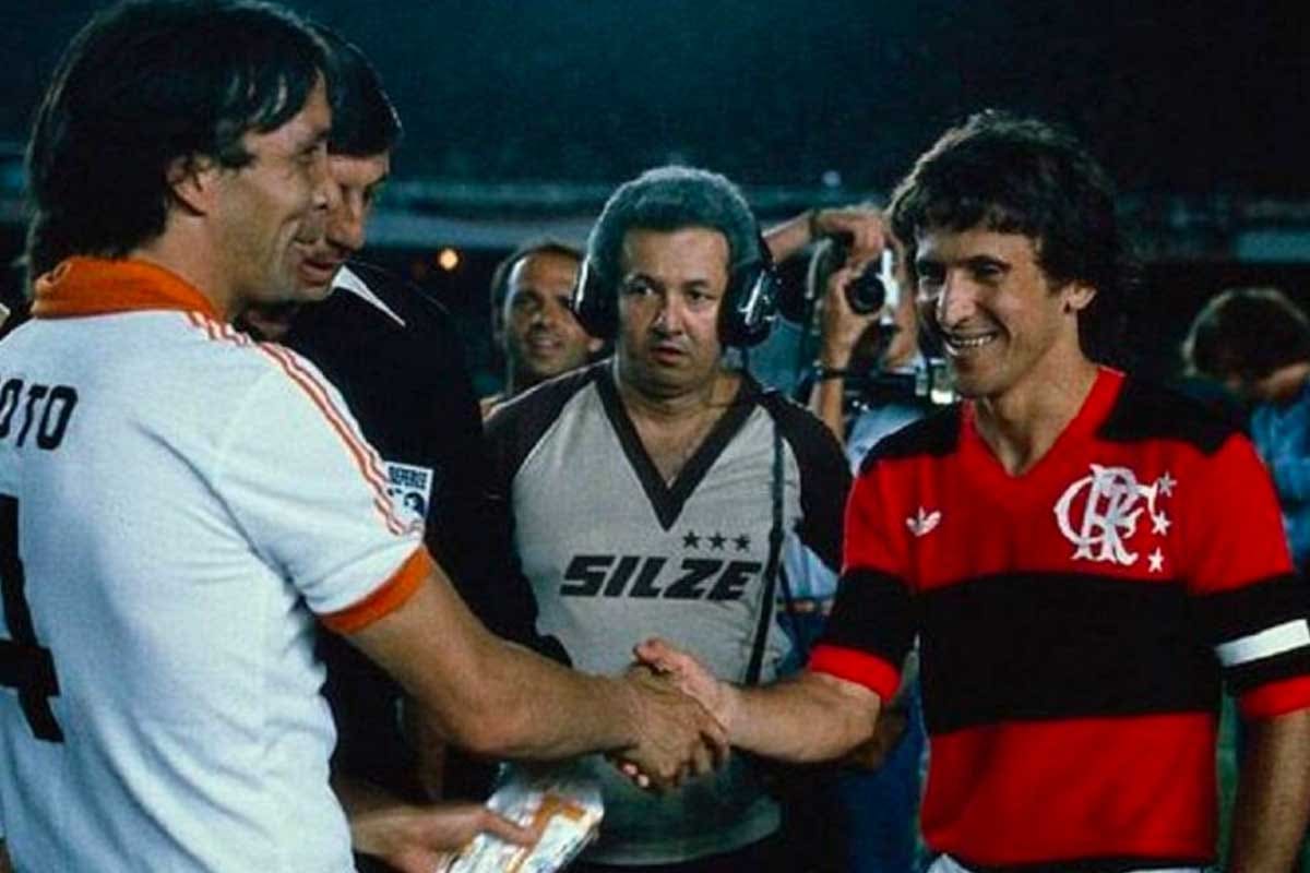 Mario Soto y Zico se saludan en la final de Copa Libertadores 1981
