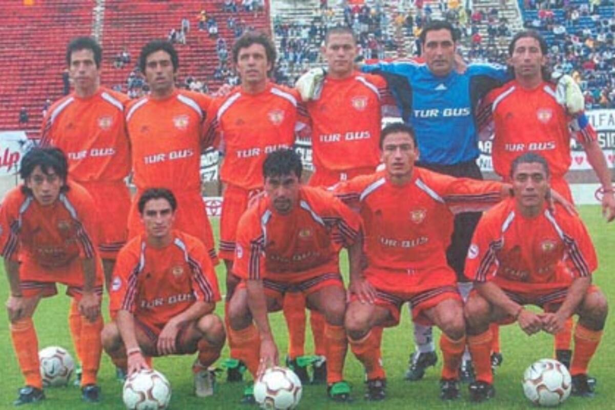 Fernando Martel (segundo en la fila de abajo) fue campeón con los Loínos.