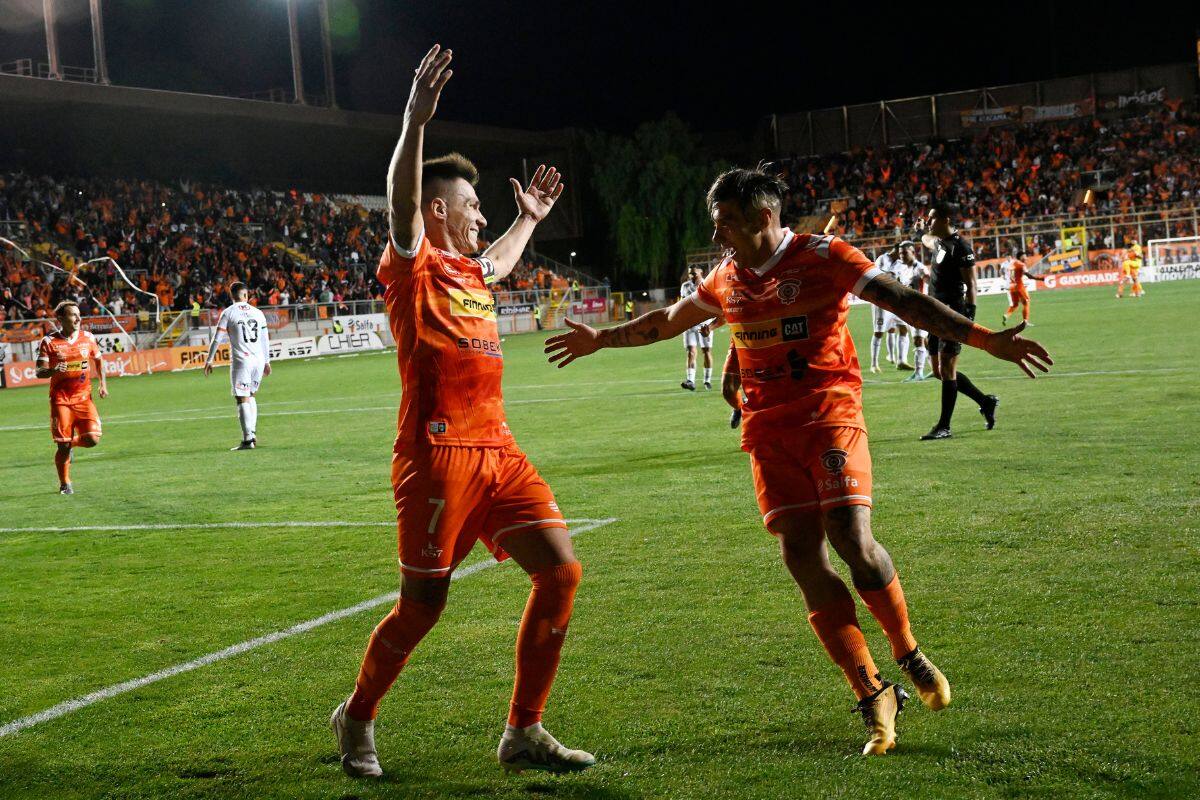 festejó su primer triunfo tras darle vuelta un duro partido a Cobresal. Fotos: Agencia Aton.