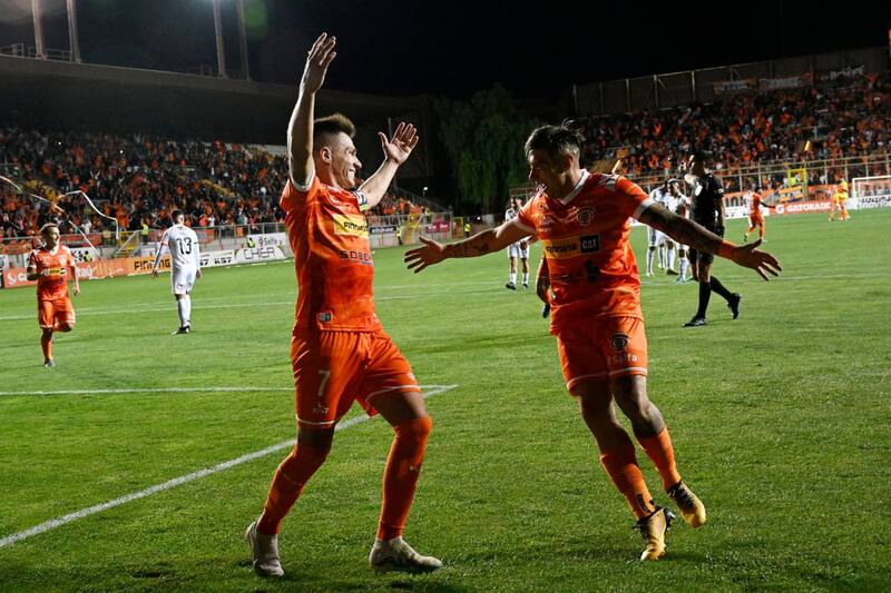 festeja su primer triunfo tras darle vuelta un partido imposible a Cobresal. Fotos: Agencia Aton.