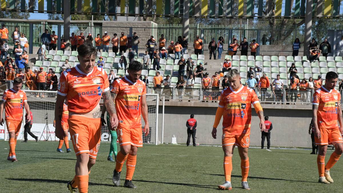 Siguen las salidas de Cobreloa: Cuestionado jugador deja Calama y se marcha a un club de la Primera B