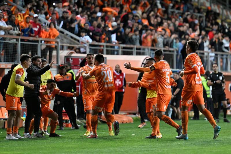 Jugadores loínos festejan el triunfo sobre Deportes Santa Cruz que les permite trepar al primer lugar de la Primera B. Foto: Agencia Aton.