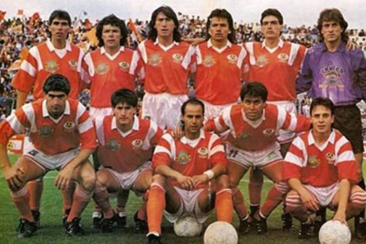 Un equipo del recuerdo que fue campeón de Chile. Entre ellos, el primero de pie de derecha a izquierda, es Leonardo Canales.