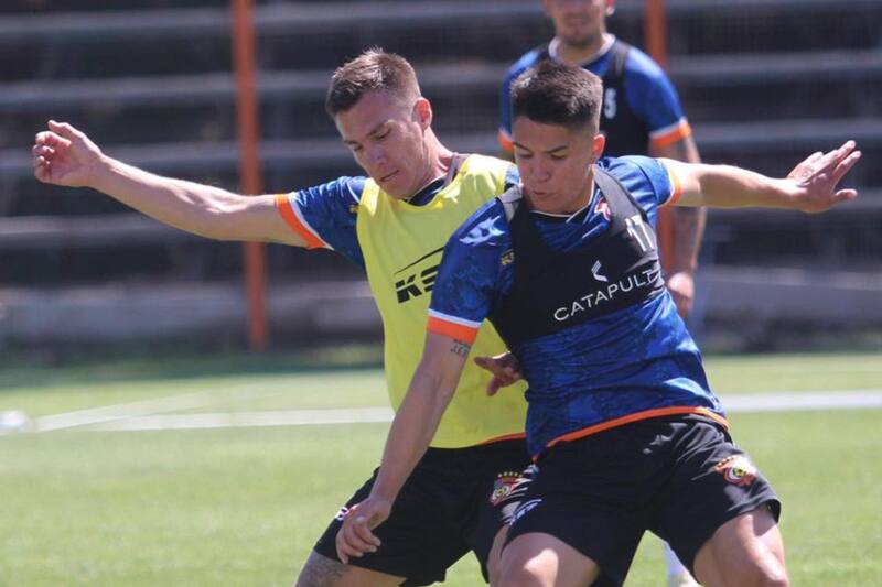 Cristián Insaurralde y Jorge Espejo durante una práctica de los loínos, antes de partir a Argentina. Foto: Instagram Cobreloa.