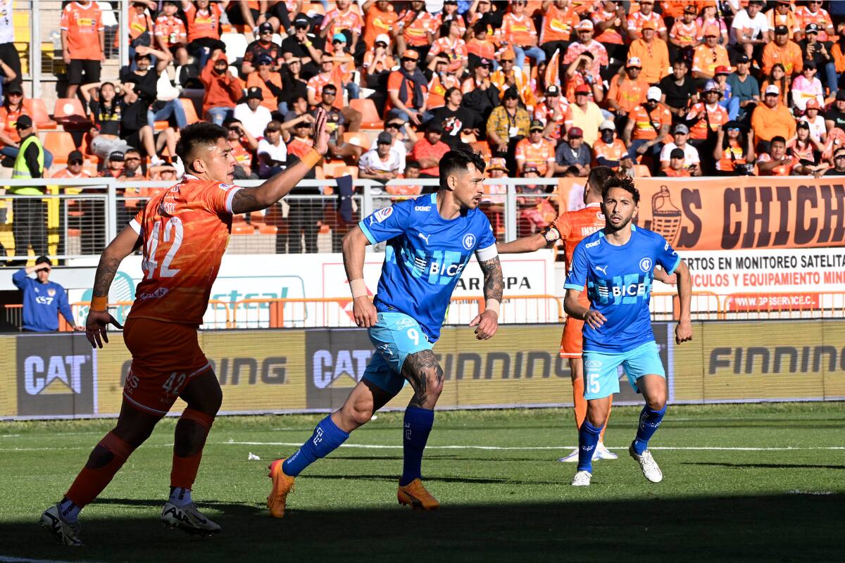 y Universidad Católica animaron un partido vibrante en Calama que sentenció prácticamente el descenso de los loínos. Foto: Agencia Aton.
