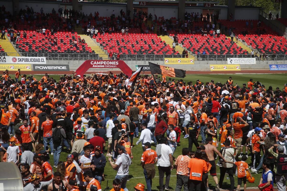 festeja el ascenso en Talca. Foto: Agencia Aton.