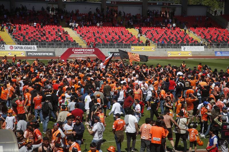 festeja el ascenso en Talca. Foto: Agencia Aton.