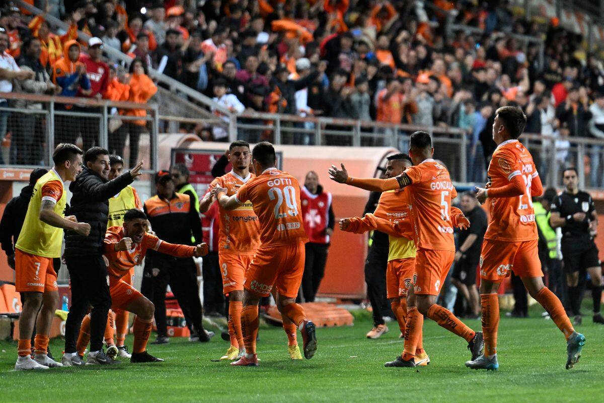 Cobreloa va por un "10" en Argentina