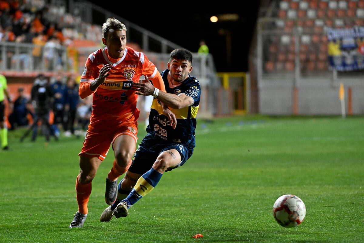 Cobreloa enfrentando a Everton por el Campeonato Nacional.