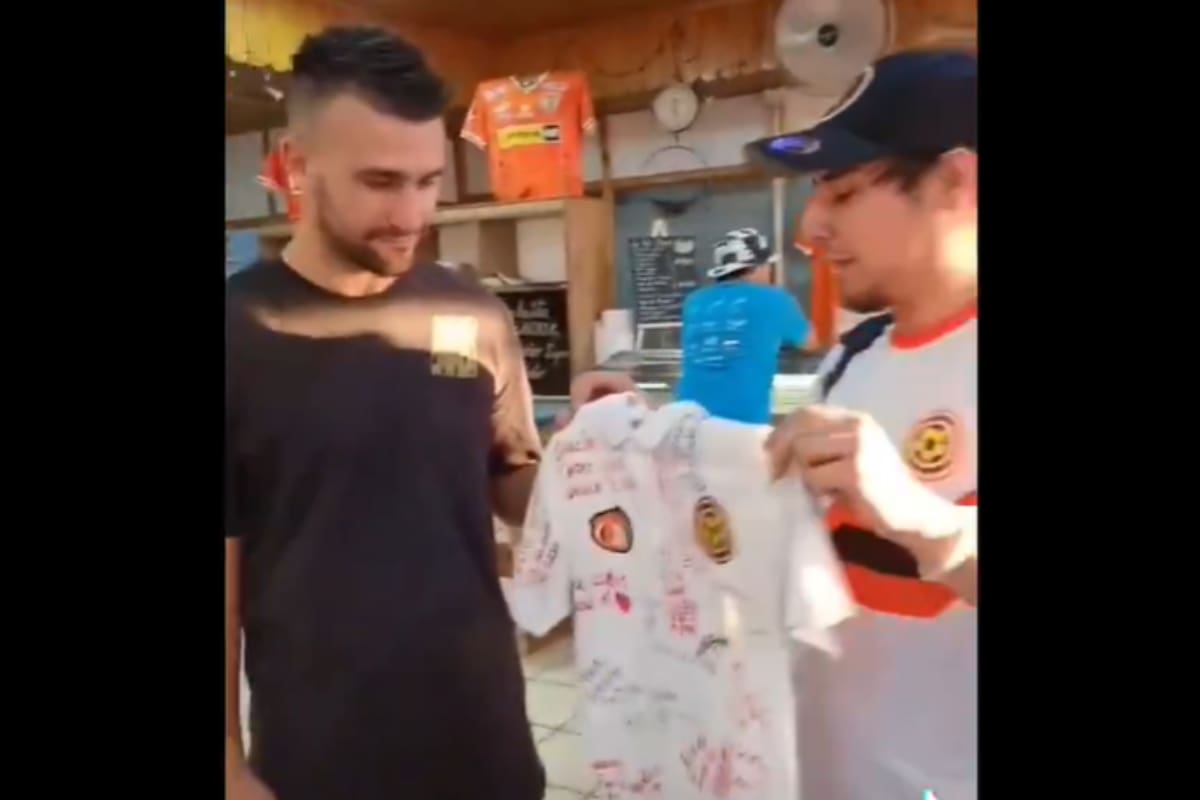 El emotivo encuentro entre Gustavo Gotti y los hinchas de los Zorros del Desierto.
