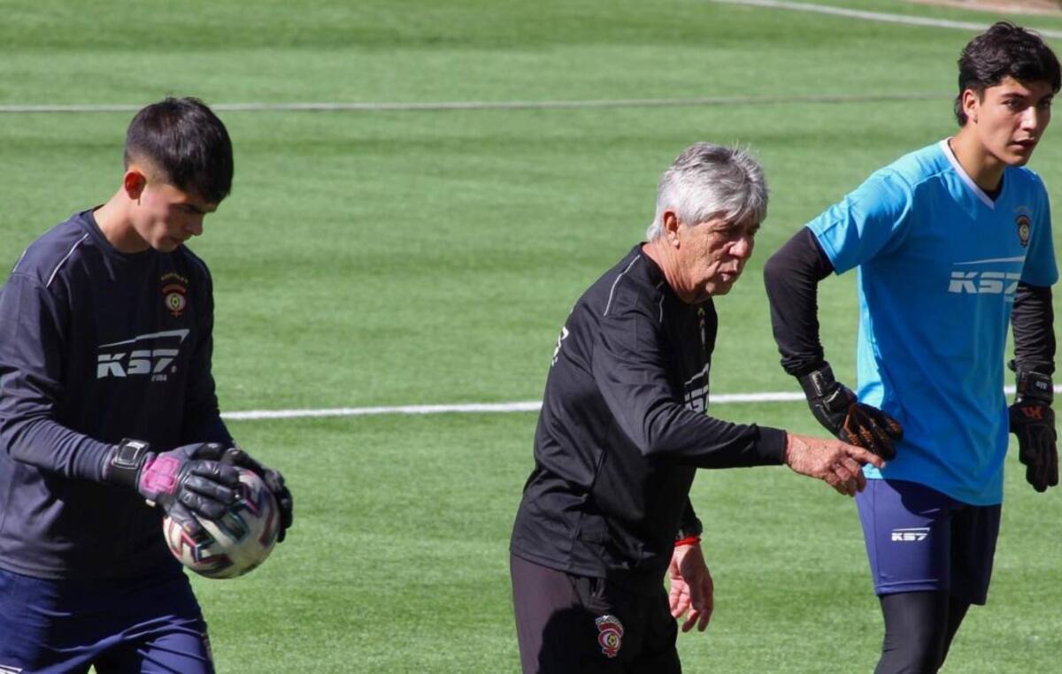Eduardo Fournier con los arqueros de Cobreloa.