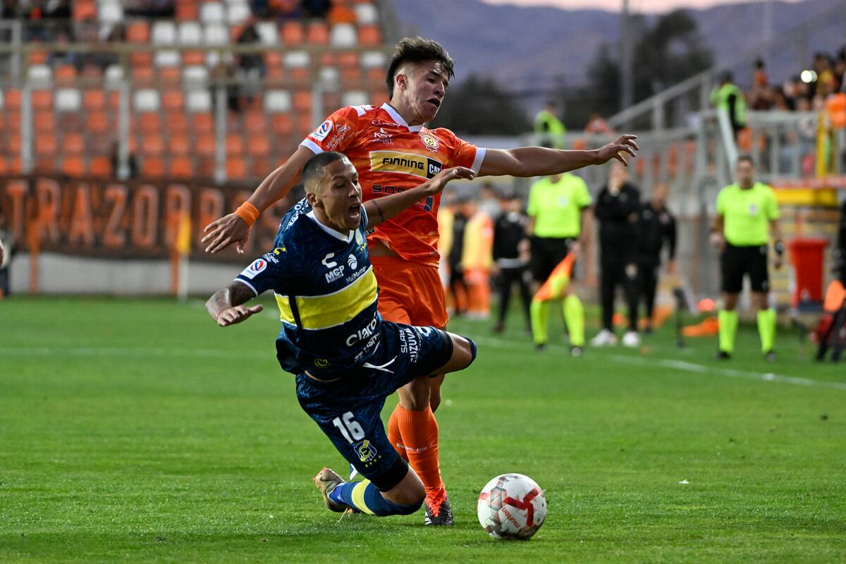 Cobreloa enfrentando a Everton por el Campeonato Nacional.
