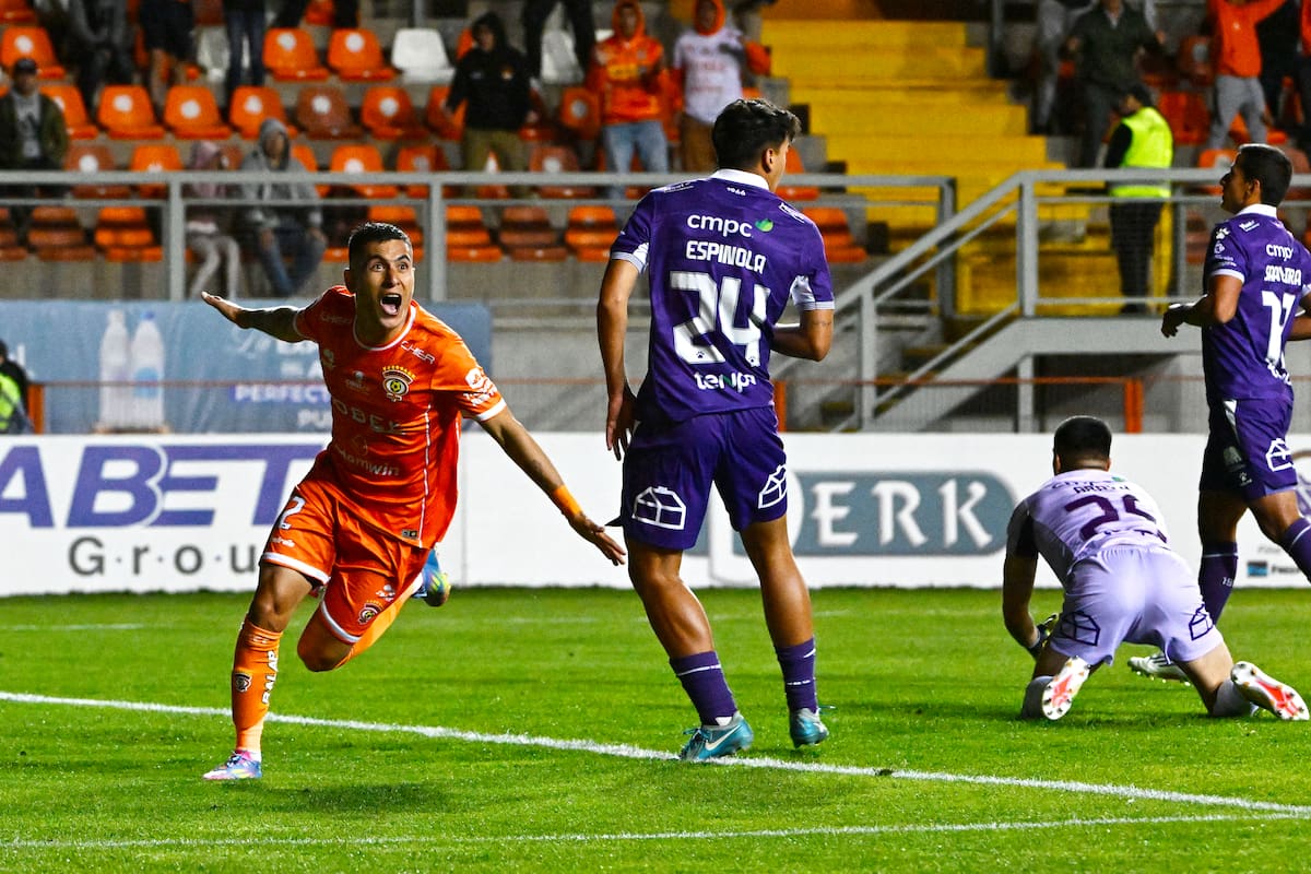 Los Loínos vencieron a los penquistas en la fecha 9 de Primera B. Pese a ello, hoy ambos elencos pueden ser líderes del ascenso. Foto: Aton
