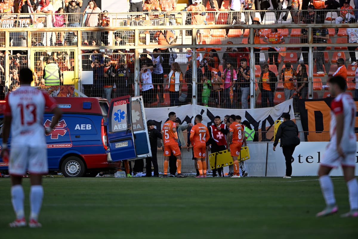 Grave accidente en el Estadio Zorros del Desierto. Foto: Agencia Aton.