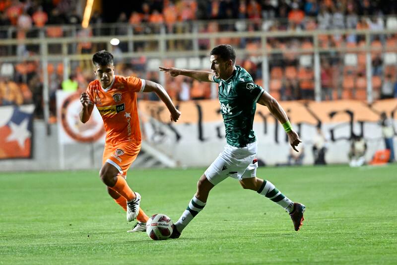 Martín Villarroel enfrentando a Wanderers