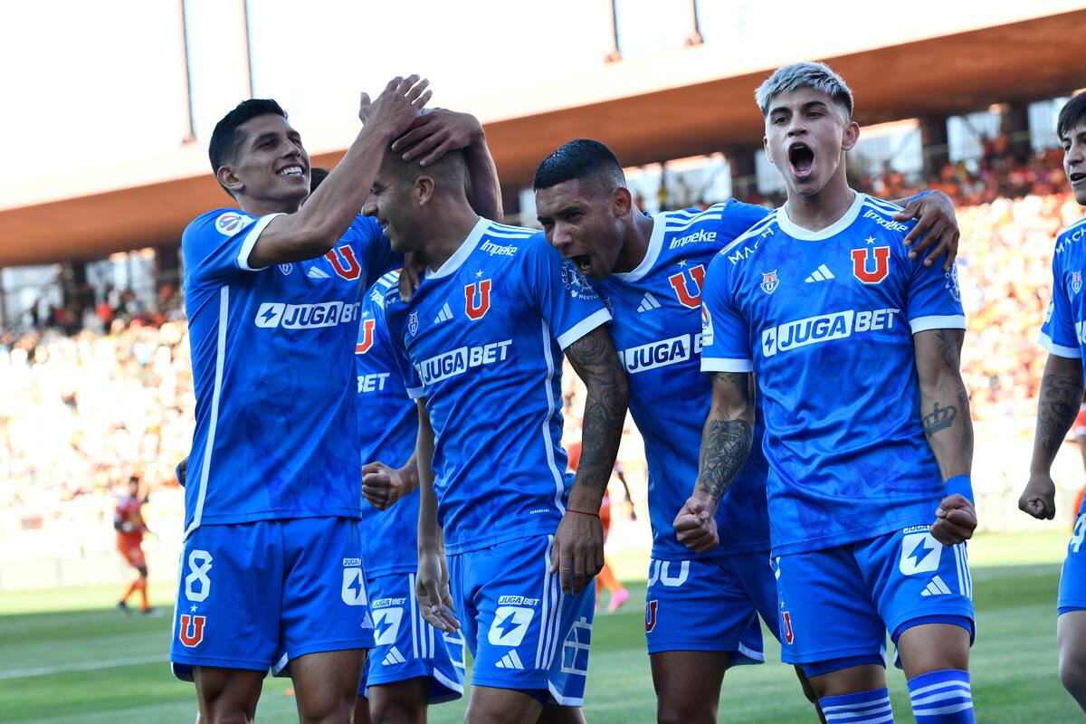 Jugadores de Universidad de Chile celebra con su gol ante Cobreloa.