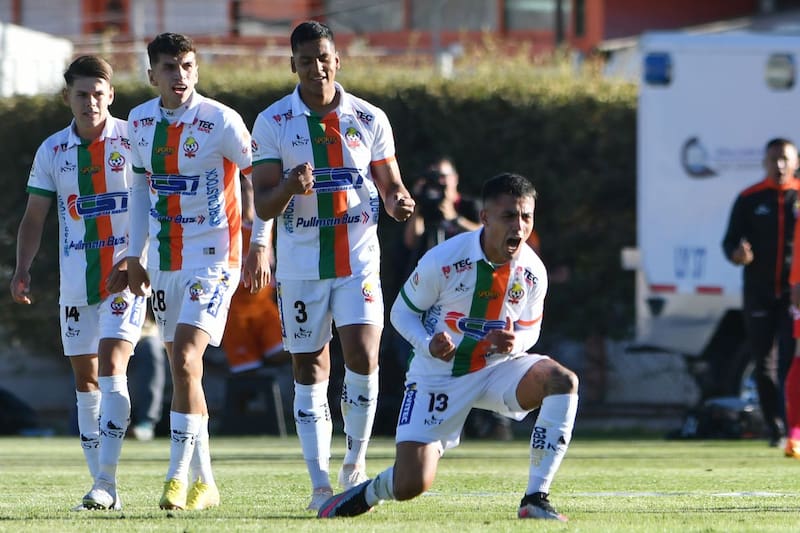 Los mineros celebrando un gol sobre la cancha del Estadio El Cobre; césped natural en el desierto más árido del planeta. Foto: Agencia Aton.