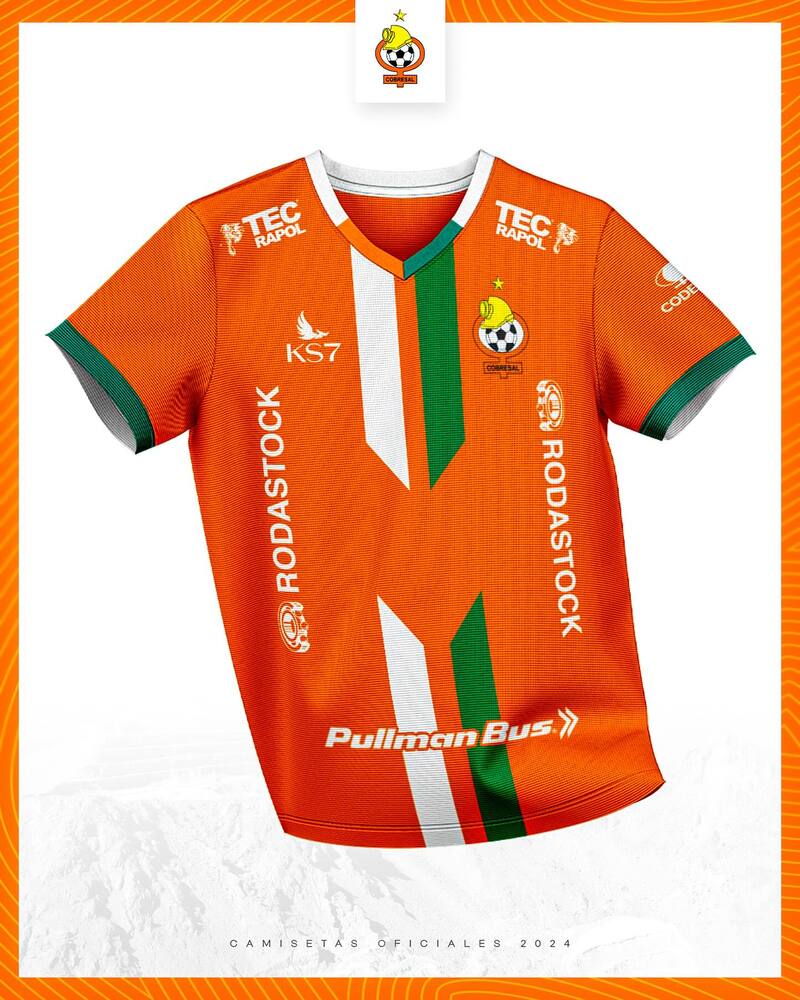 el modelo donde prima el naranja tiene un diseño diferente al resto de las camisetas.