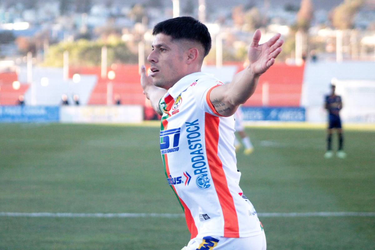 Gastón Lezcano tras convertirle a Magallanes. Foto: Aton.
