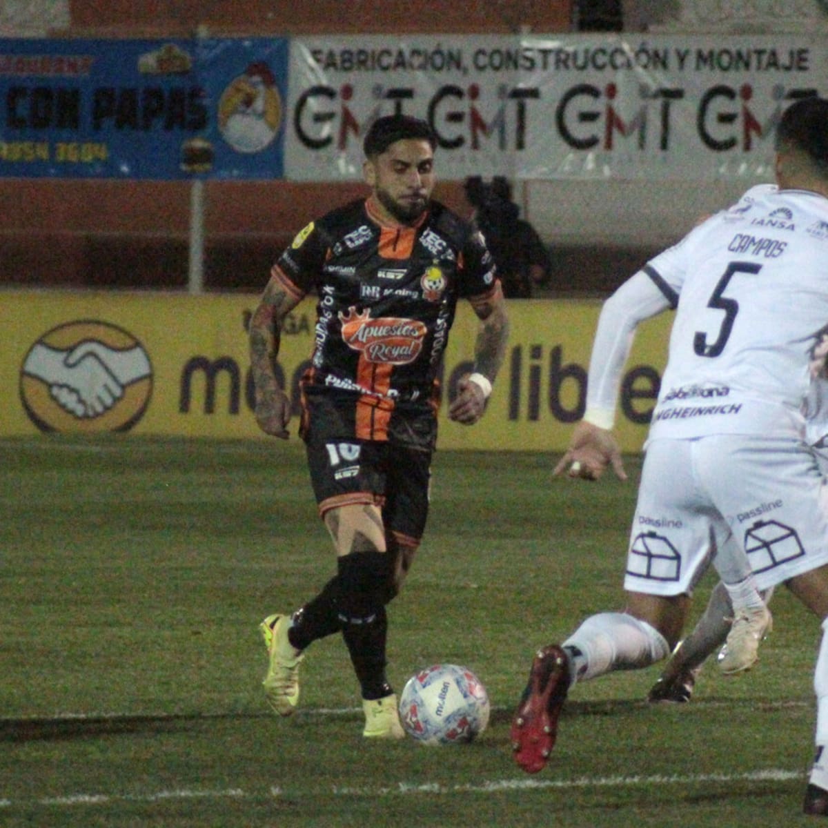 Ñublense se agiganta en El Salvador y Cobresal sufre con el fantasma del descenso