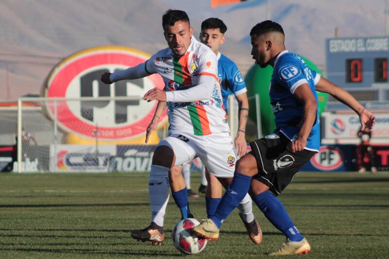 Cobresal es el único líder de la Primera División, con su victoria sobre Huachipato en El Salvador. Foto: Agencia Aton.