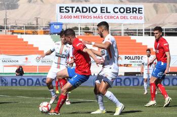 Tribunas casi vacías: el triste marco de público del Cobresal vs UC que pudo ser histórico