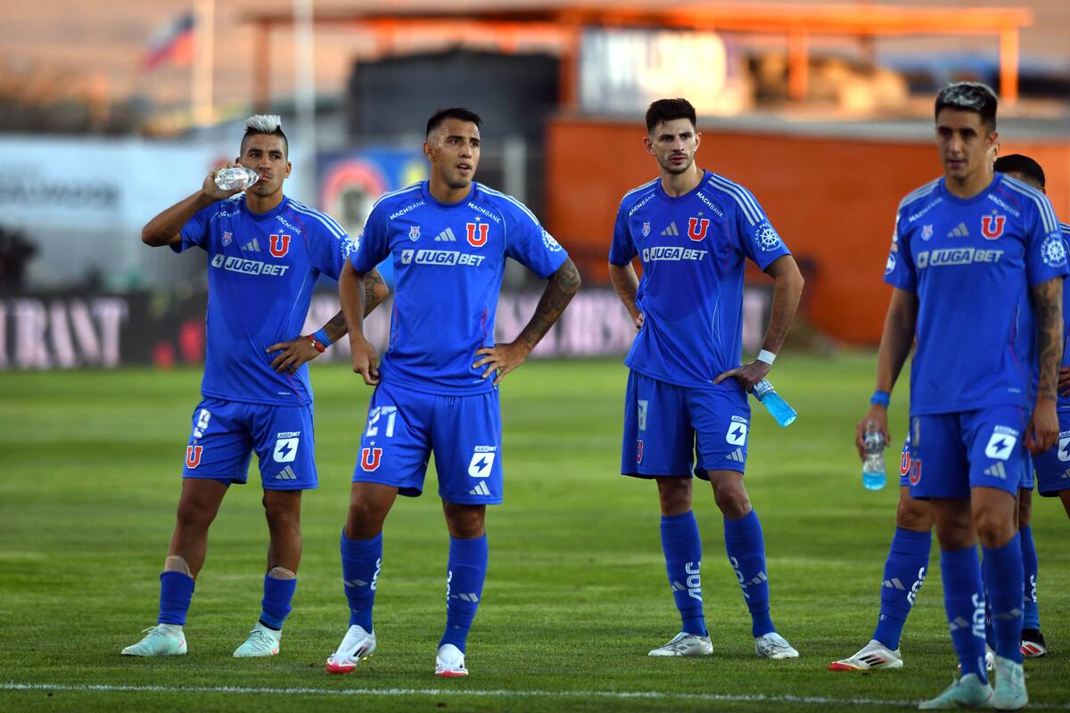 Jugadores de la U tras la caída ante El Salvador.