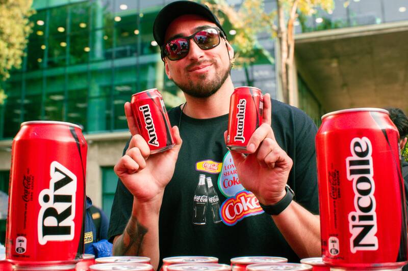 La entidad regalará una lata de bebida a cada persona.