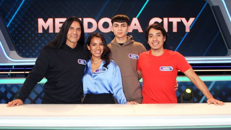 Coca Mendoza junto a sus hijos Ela, Vicente y Gabriel. Foto: Canal 13.