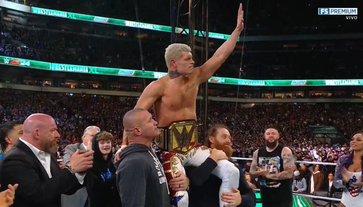 terminó levantado en andas por gran parte del roster de WWE.