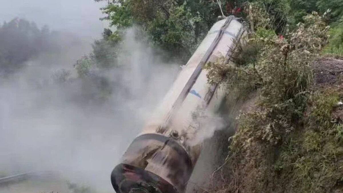VIDEO | Increíble caída de cohete chino causó terror en una aldea