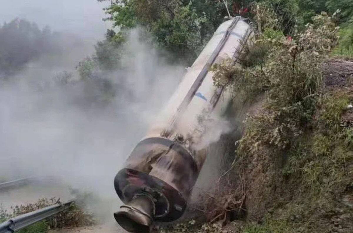 VIDEO | Increíble caída de cohete chino causó terror en una aldea