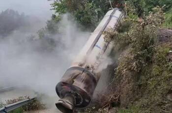 VIDEO | Increíble caída de cohete chino causó terror en una aldea