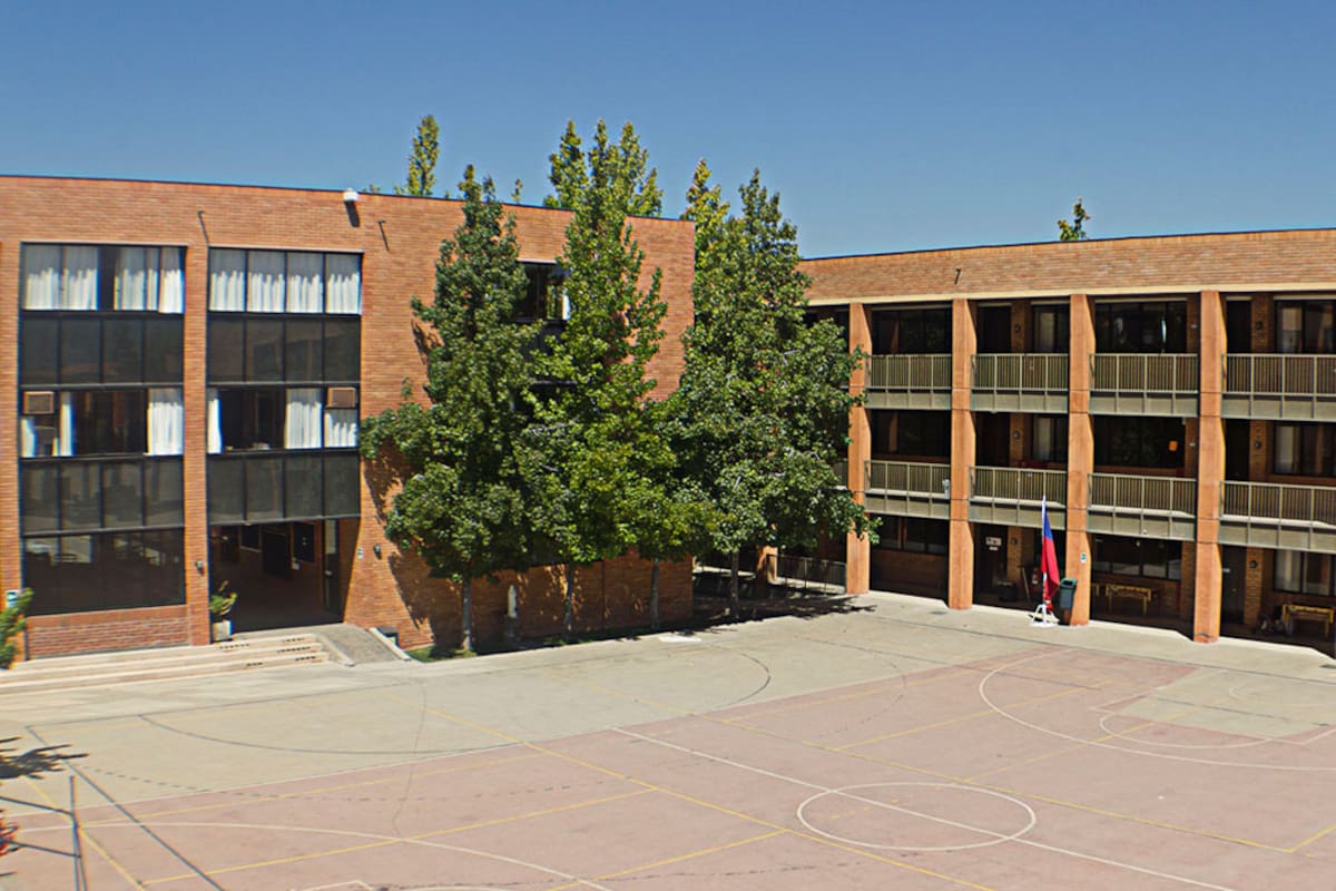 La denuncia presentada por la familia de una adolescente de 14 años, indicaba que ella había sido víctima de abuso sexual por parte de un profesor del Colegio Cumbres.