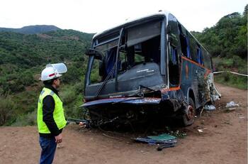 Colisión de bus con camión dejó dos personas fallecidas y tres heridas