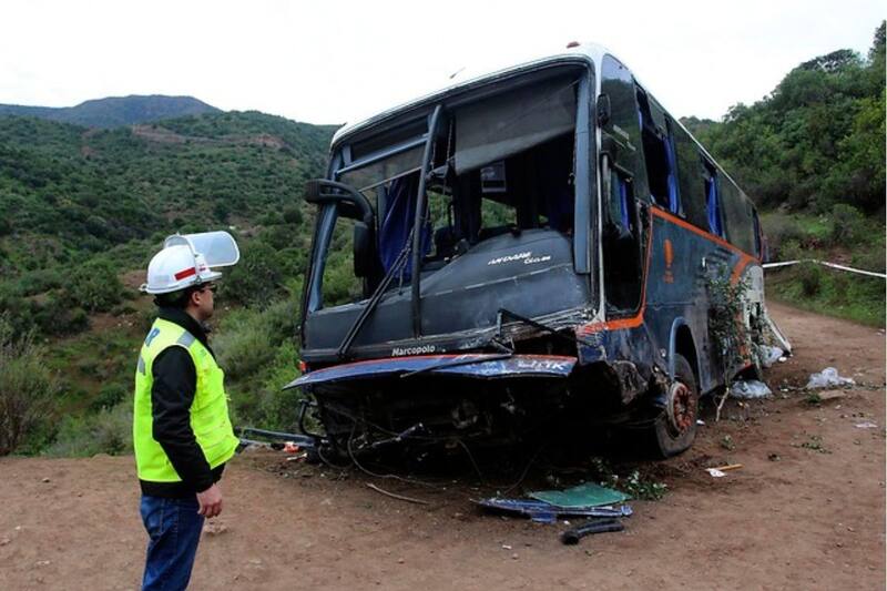 Choche entre bus y camión dejó dos muertos