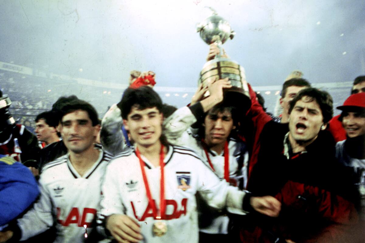 20150623 - HISTORICAS DIGITALIZADAS - LA COPA LIBERTADORES 1991, FUE LA EDICION 32 DEL TORNEO. FUE GANADA POR EL EQUIPO CHILENO COLO COLO , CONSIGUIENDO SU PRIMER TITULO A NIVEL INTERNCIONAL. - CDI - COPESA - CDI COPESA - CELEBRACION - VUELTA OLIMPICA - JUGADORES - COPA - TROFEO - MIGUEL RAMIREZ - LEONEL HERRERA - RUBEN ESPINOZA - MATERIAL HISTORICA DIGITALIZADA.