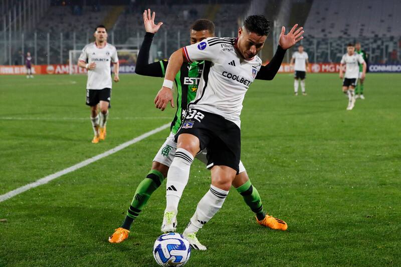 El jugador Óscar Opazo en el duelo de Colo Colo vs. América-MG por Copa Sudamericana. Foto: Aton.