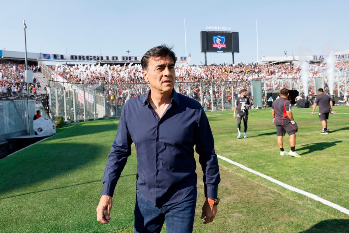 Gustavo Quinteros termina contrato con Colo Colo y vive sus últimos días como DT albo. Foto: Aton.
