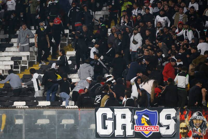 Graves incidentes de violencia se vivieron en el duelo de los albos ante Monagas.
Jonnathan Oyarzun/Photosport