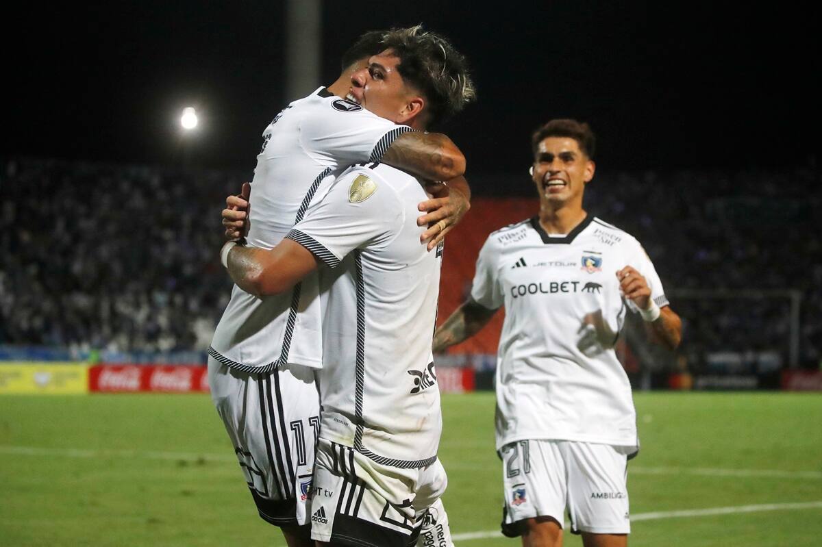 El triunfo de Colo Colo sobre Godoy Cruz se ve empañado por el pésimo comportamiento de los hinchas. Foto: Jonnathan Oyarzun/Photosport