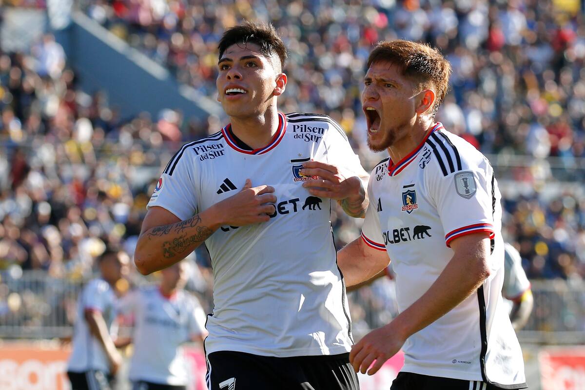 Carlos Palacios celebrando un gol por Colo Colo.